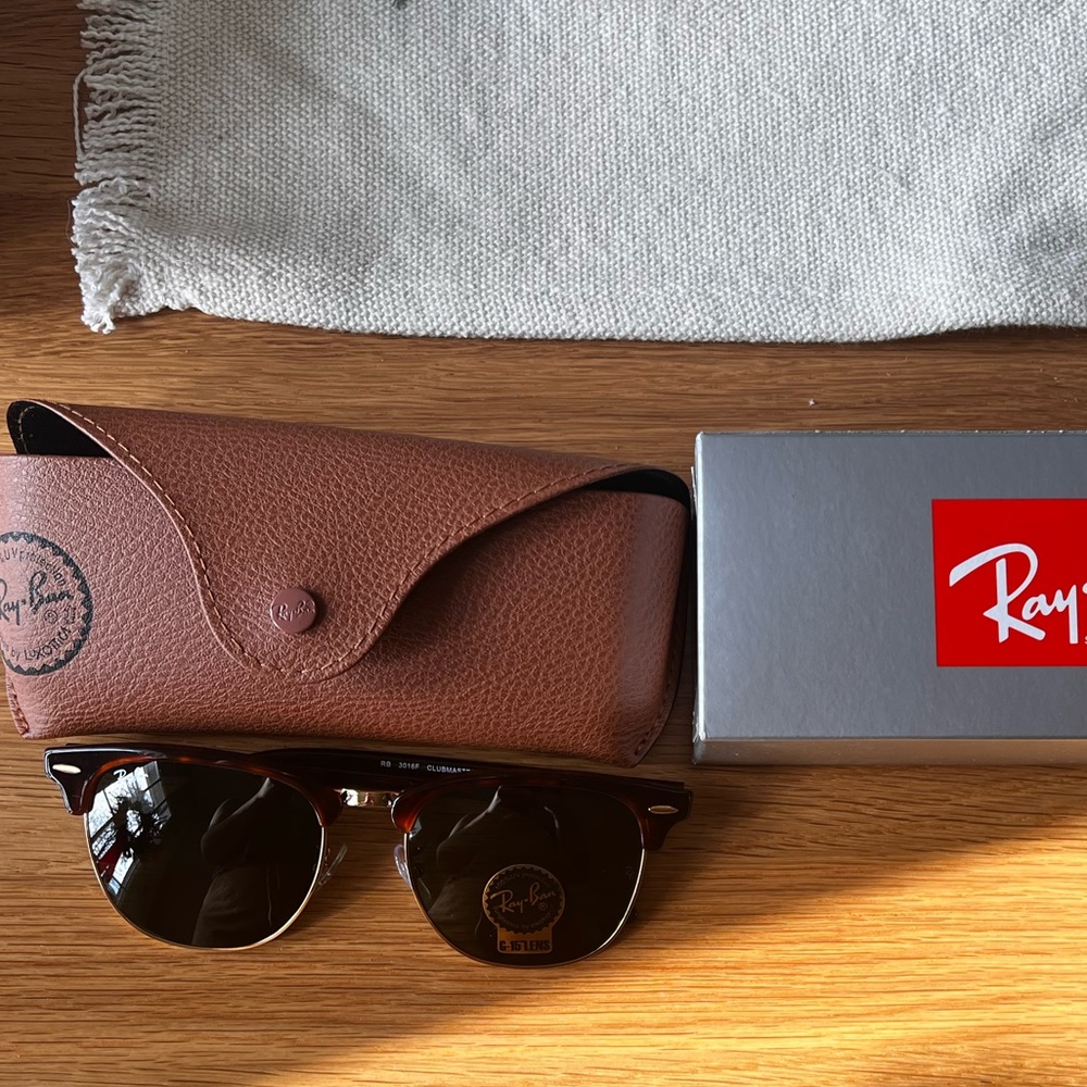 NWT never worn large raybans. Bought for boyfriend -too big for his face shape.